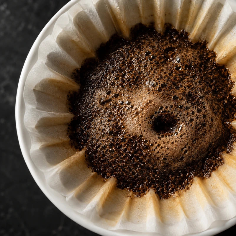 Gros plan de la préinfusion d’un café filtre